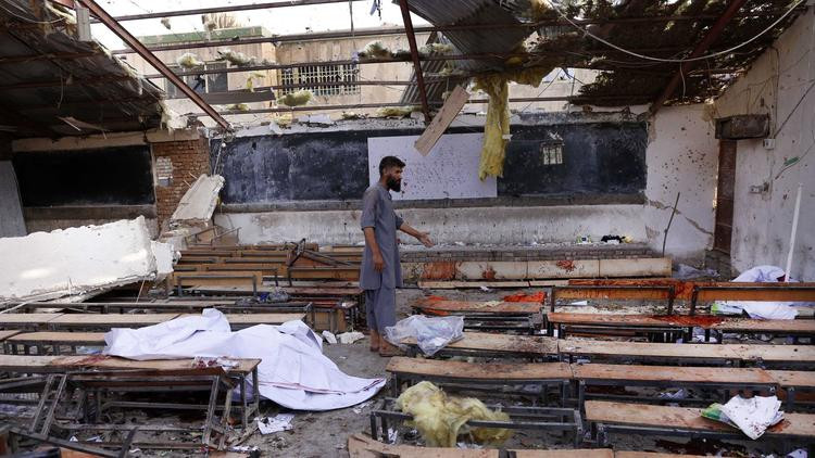 Hiện trường vụ đánh bom. Sức công phá của vụ nổ lớn đến mức khiến trần lớp học sụp xuống. Ảnh: EPA