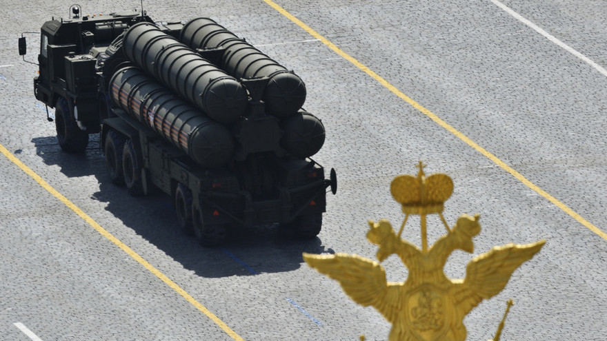 Hệ thống phòng thủ tên lửa S-400 của Nga. Ảnh: Reuters