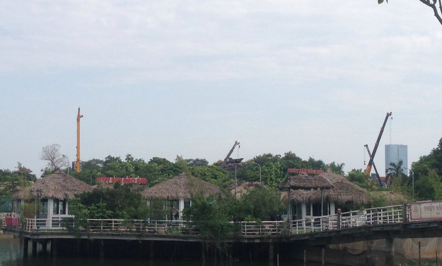 Công trình với nhiều cọc bê tông đã từng bị đập phá nham nhở nhưng vẫn tồn tại.