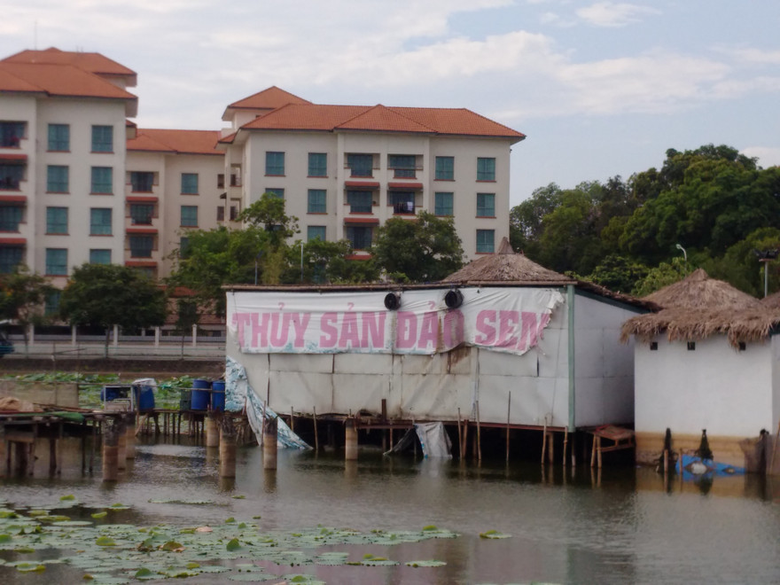 Nhà hàng Ao Sen được dựng khá công phu bằng cọc bê tông kiên cố. Ảnh: M.Đ