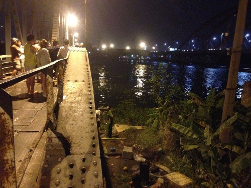 Lực lượng chức năng khám nghiệm hiện trường.