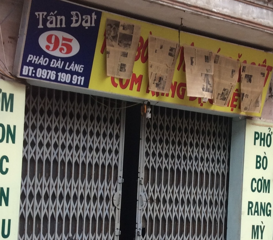 Quán ăn dùng báo che biển quảng cáo để “trốn khách”. Ảnh: Quỳnh Nga