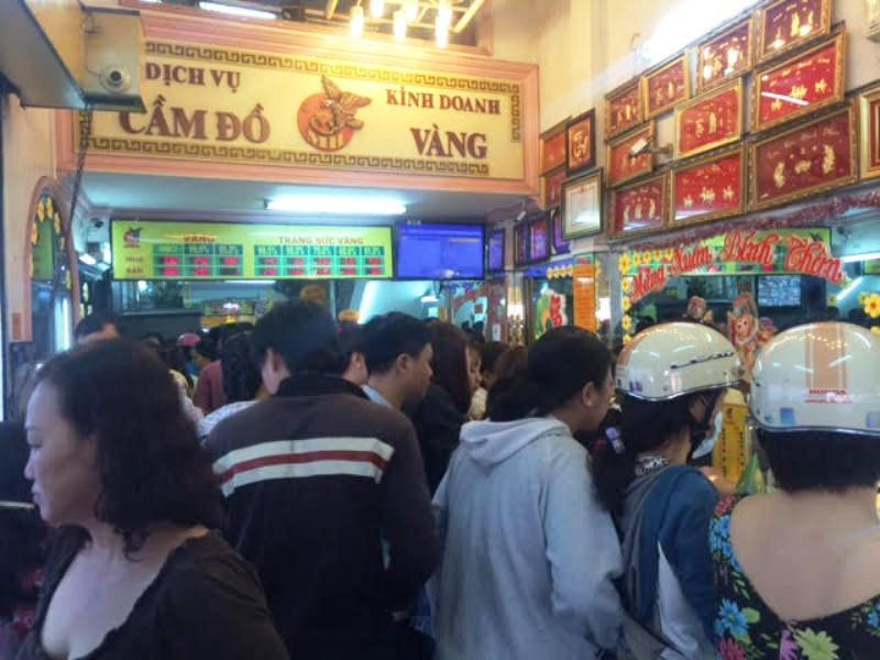Từ rất sớm, các tiệm vàng trên địa bàn quận Bình Thạnh đã chật kín người. 