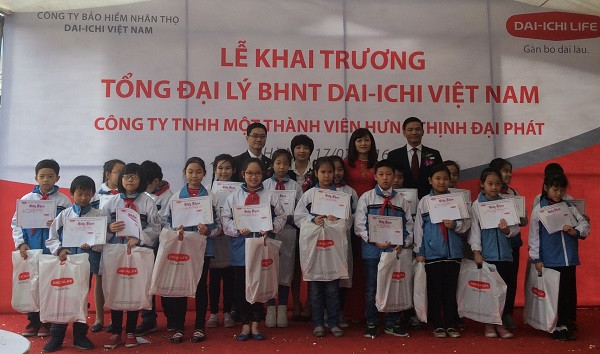 Các em học sinh nghèo vượt khó được nhận học bổng trị giá 10 triệu đồng/suất.