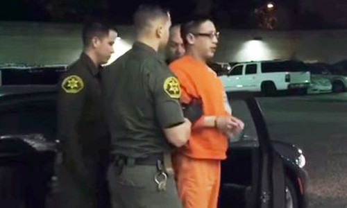 Jonathan Tieu bị cảnh sát dẫn về. Ảnh: AP