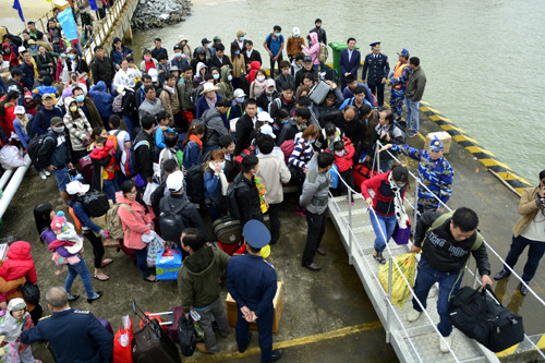Do biển động, hàng trăm người dân xa quê về Lý Sơn ăn Tết bị mắc kẹt trong bờ. Ảnh. Thọ Xuân/VnExpress