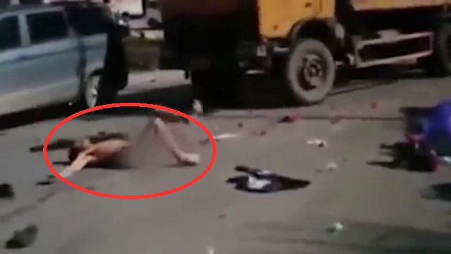 Hình ảnh chàng trai khỏa thân lăn lộn trên đường được cắt ra từ đoạn video.