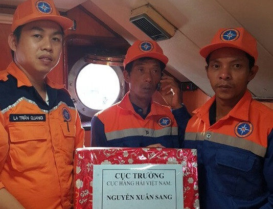 Tặng quà cho ngư dân được cứu