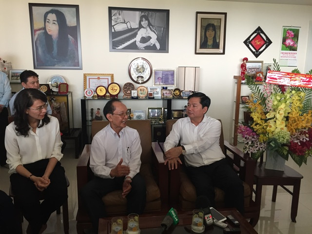 Cuộc trò thuyện thân tình giữa Bí thư Đinh La Thăng và GS. Trần Đông A (giữa). Ảnh Quốc Ngọc