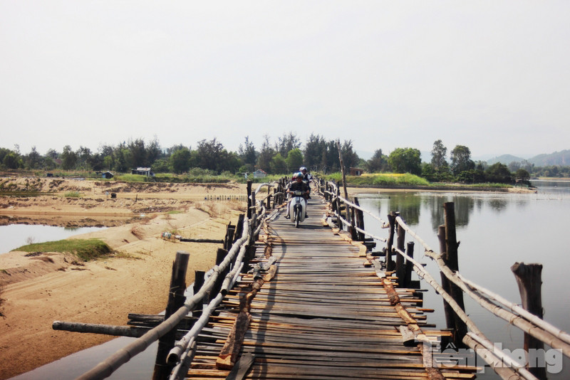 Nín thở đi qua cầu gỗ Ông Cọp chông chênh