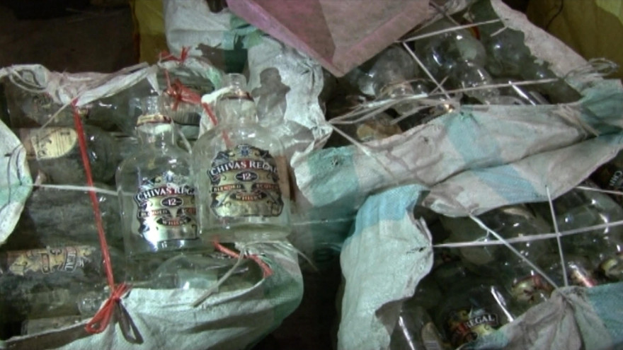 Ăn Tết chỉ sợ thực phẩm bẩn [Bài 2] Nước lã pha cồn thành rượu tết