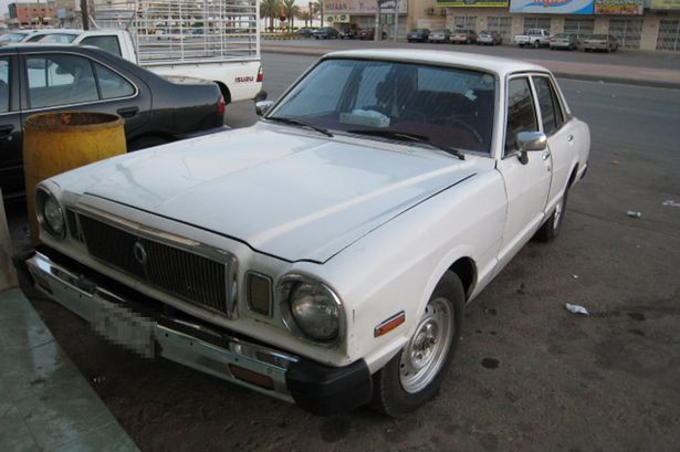 Chiếc xe Toyota Cresta trắng cùng loại với chiếc xe của ba nghi phạm nữ.