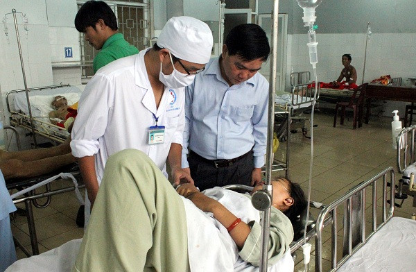 Sau khi vụ TNGT xảy ra, lãnh đạo Sở Y tế và lãnh đạo Bệnh viện Đa khoa tỉnh đã đến thăm hỏi, động viên các nạn nhân (P.Đức)