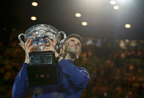 Djokovic bên danh hiệu Australia Mở rộng thứ sáu. Ảnh: Reuters.