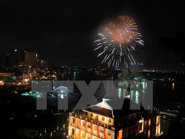 Thành phố Hồ Chí Minh bắn pháo hoa chào mừng năm mới Ất Mùi 2015. (Ảnh: Kim Phương/TTXVN)