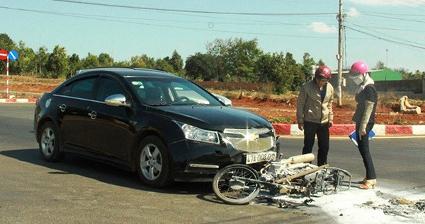 Đắk Lắk: Va vào ô tô, xe máy bốc cháy trơ khung