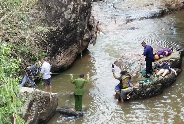 Cơ quan chức năng khám nghiệm hiện trường vụ việc.