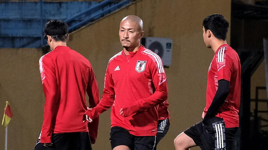 Vắng 11 trụ cột, 17 cầu thủ của tuyển Nhật Bản tập nhẹ tại sân Hàng Đẫy