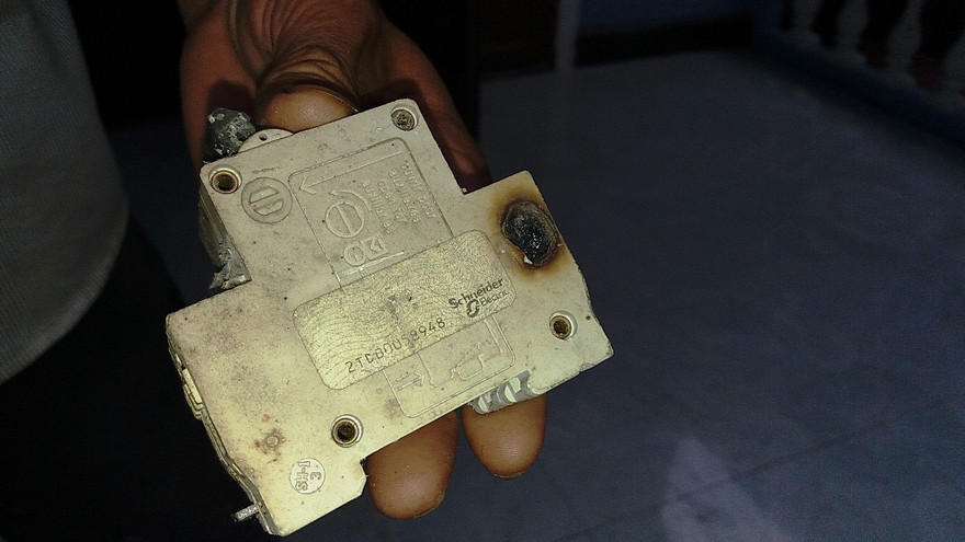 Thiết bị điện nhà dân tại phường An Đông, Huế, bị cháy đen. 