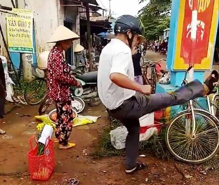 Trưởng công an xã có hành động phản cảm bị người dân quay clip đưa lên mạng xã hội (ảnh cắt từ clip)