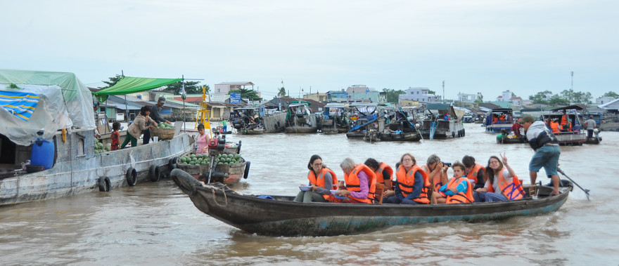 Khách quốc tế tham quan chợ nổi Cái Răng ở thành phố Cần Thơ. Ảnh: Hòa Hội