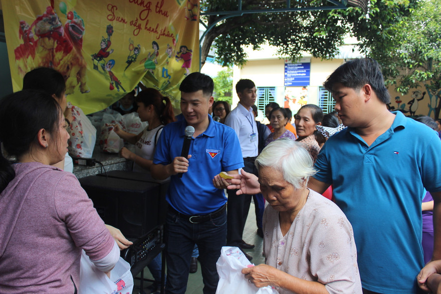 Đông đảo em nhỏ cùng người thân đến tham gia chương trình và nhận các món quà ấm áp nghĩa tình từ các Mạnh thường quân