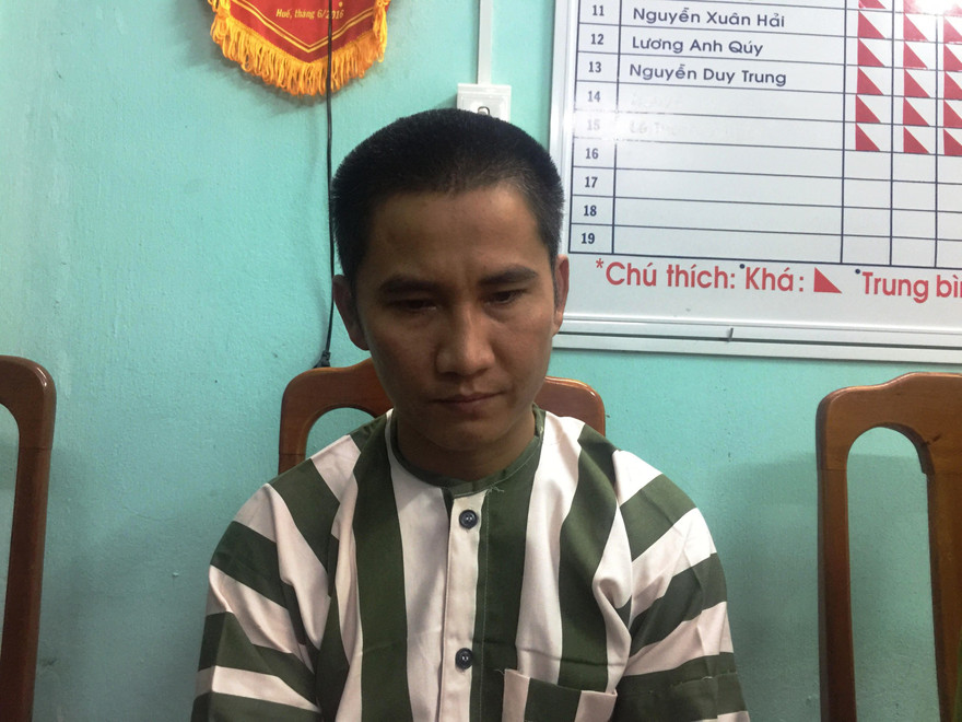 Vờ cho thiếu nữ đi nhờ xe rồi giở trò đồi bại