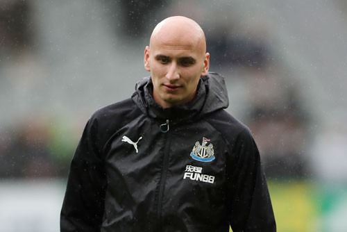 Cầu thủ Newcastle gãy tay vì ngăn đồng đội loạn đả