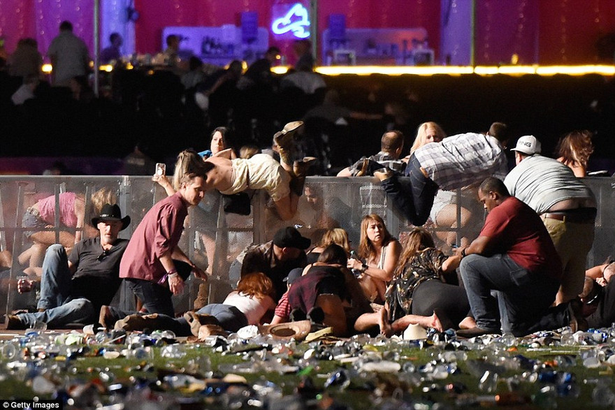 Hiện trường vụ xả súng hôm 1/10 tại Las Vegas. Ảnh: Getty