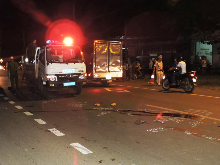 Va chạm xe máy, thanh niên ngã ra đường bị ô tô cán chết