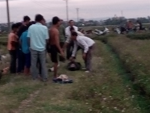 Kinh hãi phát hiện thi thể nằm sấp dưới mương nước