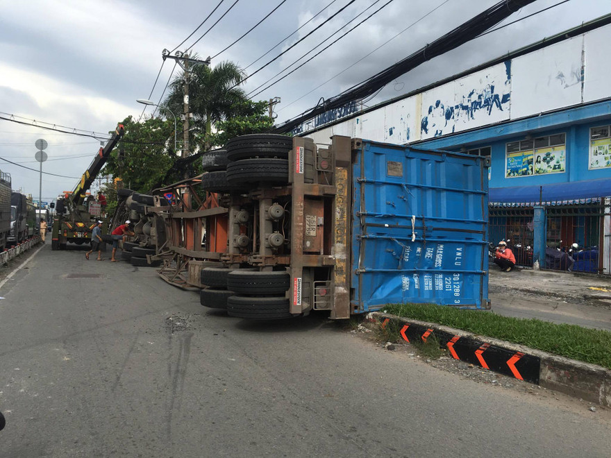 Đang ôm cua, xe container lật ngang đường