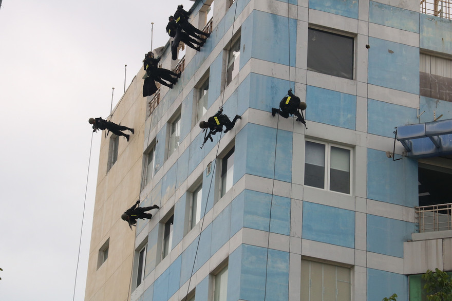 Đặc nhiệm bảo vệ APEC đu dây từ trên cao 'khống chế khủng bố'