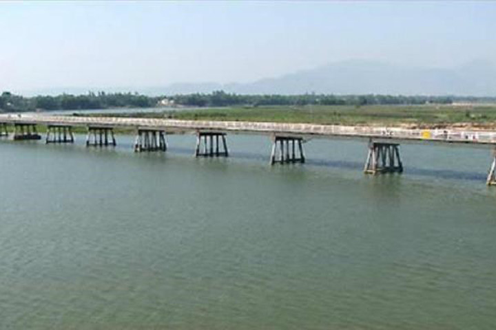 Kinh hãi chứng kiến nam thanh niên nhảy cầu Câu Lâu tự vẫn