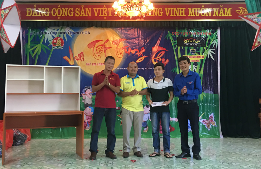 Tặng quà trung thu cho trẻ em làng chài Âu Thuyền. Ảnh: Hoàng Lam