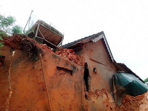 Hàng trăm người dân Hà Tĩnh phải sơ tán khỏi vùng bị sạt lở