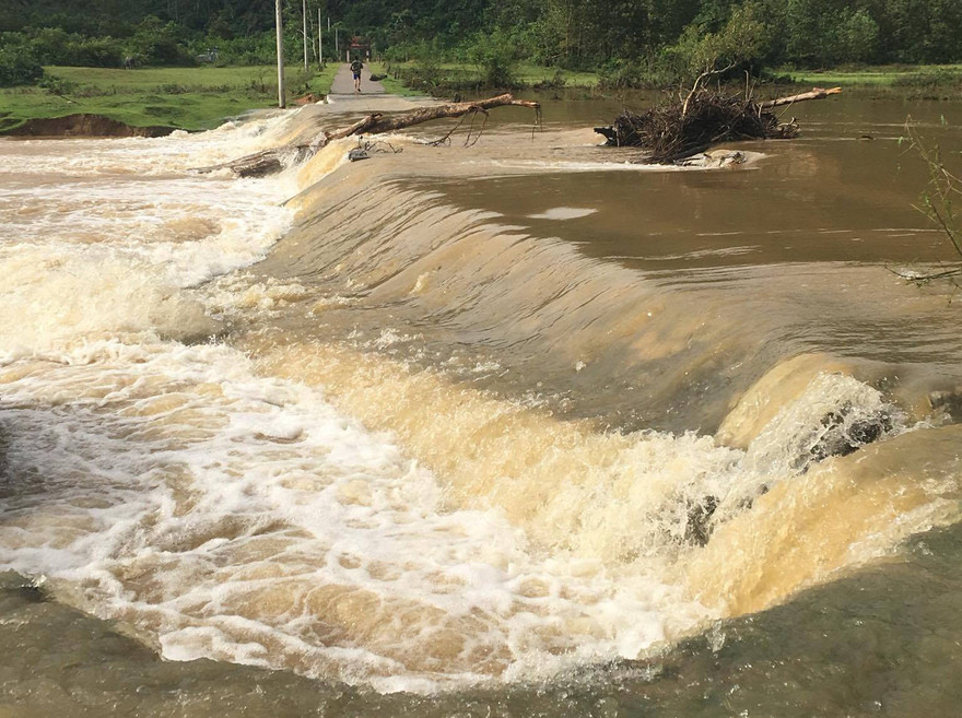 Quảng Bình: Lũ chia cắt nhiều nơi, học sinh phải nghỉ học