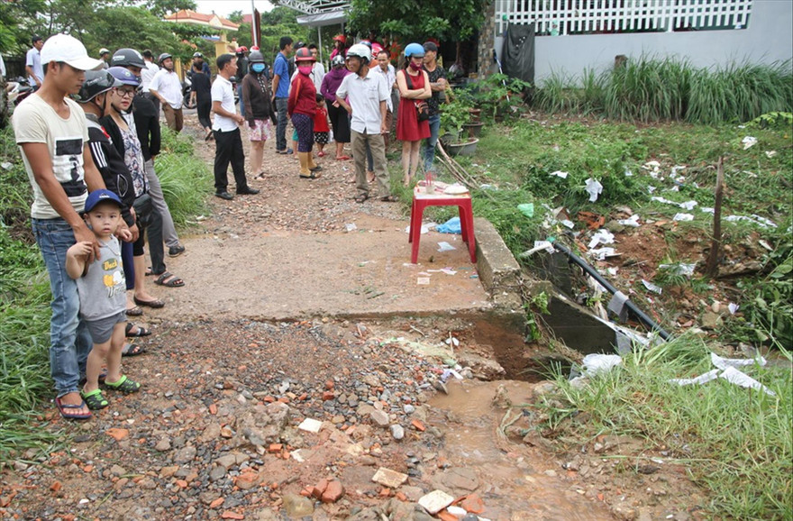 Hàng trăm người tìm kiếm nam sinh bị nước cuốn vào cống mất tích
