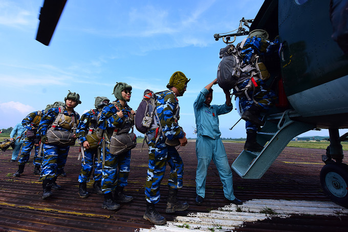 Những người trẻ tập luyện bốn tháng để nhảy dù trong hai phút