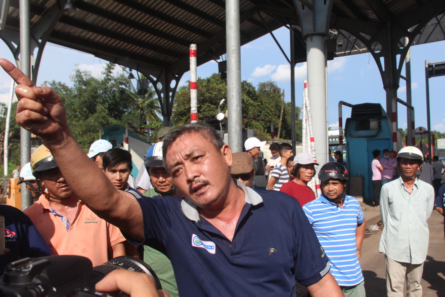 Công an làm việc với tài xế đỗ xe chắn trạm BOT Biên Hòa