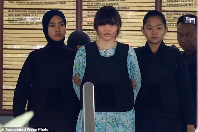 Nghi phạm Đoàn Thị Hương xuất hiện tại tòa với áo chống đạn hôm 3/10. Ảnh: AP