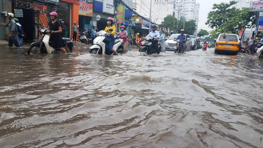 Nước đen ngòm tràn sâu vào nhà, cuộc sống người Sài Gòn đảo lộn