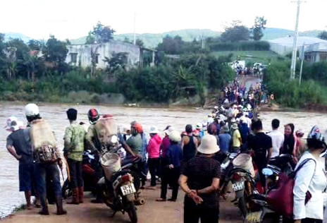 Ba mẹ con rơi xuống sông, bé 8 tuổi bị nước cuốn mất tích