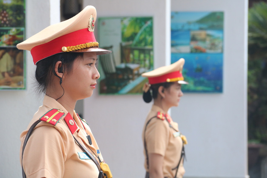 Nhan sắc các nữ cảnh sát hướng dẫn giao thông APEC 2017