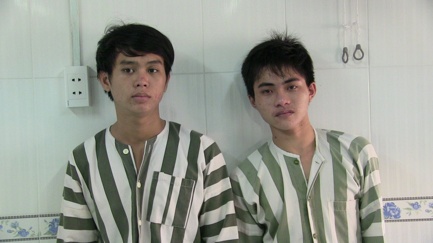 Hai nghi can Khang và Nhân bị bắt. Ảnh CA