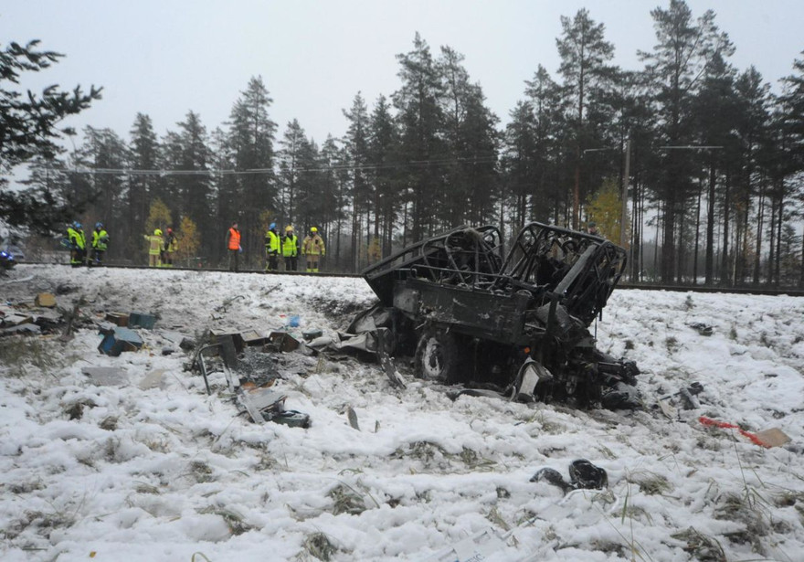 Chiếc xe tải quân sự hư hỏng hoàn toàn sau vụ va chạm. Ảnh: HBL