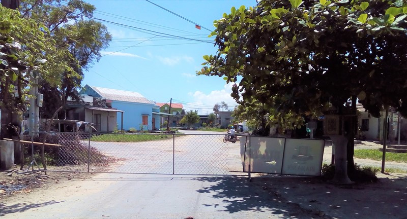 Người dân dùng thép B.40 chắn đường vào Nhà máy chế biến thủy sản. Ảnh: QĐ