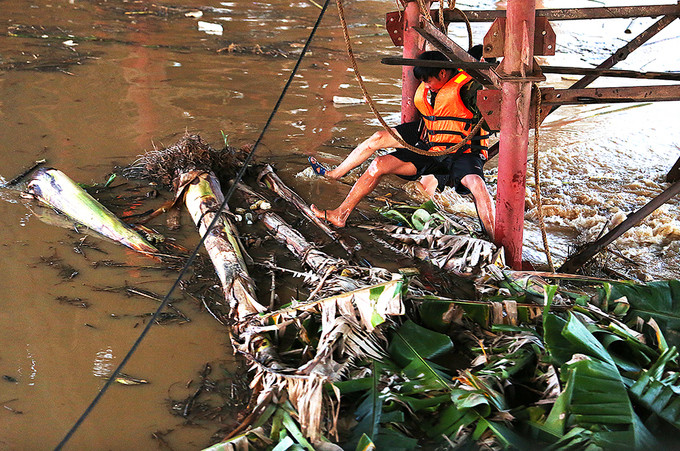 Công nhân đạp rác giải cứu chân cầu Long Biên