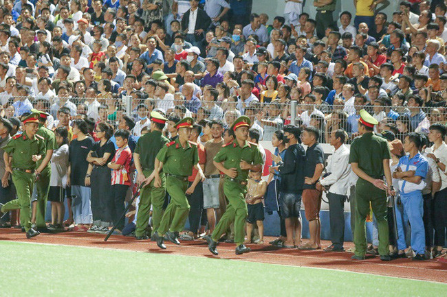 Trận Hà Nội- Hồng Lĩnh Hà Tĩnh lập kỷ lục V-League về... số phút bù giờ