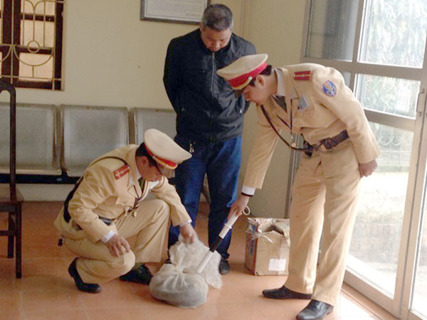 Lực lượng CSGT kiểm tra tang vật vụ việc.